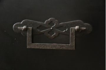 和製アンティーク　金具の立派な黒漆塗りの五丁引き庄内箪笥(時代箪笥、衣装箪笥、収納たんす、引き出し、整理タンス)(R-077276)