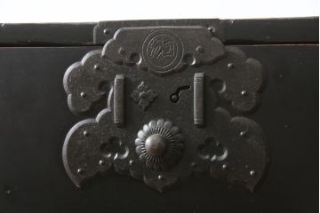 和製アンティーク　金具の立派な黒漆塗りの五丁引き庄内箪笥(時代箪笥、衣装箪笥、収納たんす、引き出し、整理タンス)(R-077276)