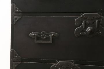 和製アンティーク　金具の立派な黒漆塗りの五丁引き庄内箪笥(時代箪笥、衣装箪笥、収納たんす、引き出し、整理タンス)(R-077276)