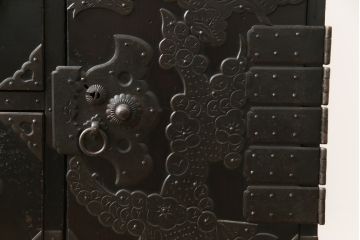 和製アンティーク　金具の立派な黒漆塗りの五丁引き庄内箪笥(時代箪笥、衣装箪笥、収納たんす、引き出し、整理タンス)(R-077276)