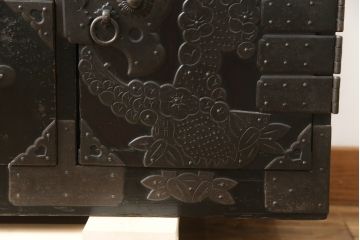 和製アンティーク　金具の立派な黒漆塗りの五丁引き庄内箪笥(時代箪笥、衣装箪笥、収納たんす、引き出し、整理タンス)(R-077276)