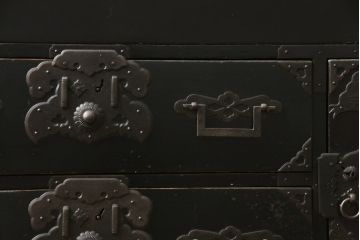 和製アンティーク　金具の立派な黒漆塗りの五丁引き庄内箪笥(時代箪笥、衣装箪笥、収納たんす、引き出し、整理タンス)(R-077276)