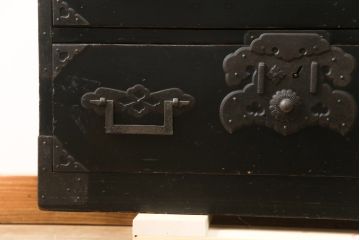 和製アンティーク　金具の立派な黒漆塗りの五丁引き庄内箪笥(時代箪笥、衣装箪笥、収納たんす、引き出し、整理タンス)(R-077276)