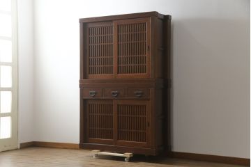 中古　ニレ材　上質な和の空間を演出する重厚な框組の二段重ね水屋箪笥(食器棚、キャビネット、重ねタンス、茶たんす、収納棚、戸棚、店舗什器)(R-077279)