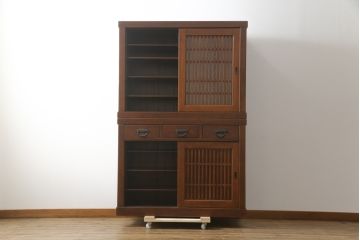 中古　ニレ材　上質な和の空間を演出する重厚な框組の二段重ね水屋箪笥(食器棚、キャビネット、重ねタンス、茶たんす、収納棚、戸棚、店舗什器)(R-077279)