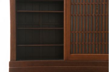 中古　ニレ材　上質な和の空間を演出する重厚な框組の二段重ね水屋箪笥(食器棚、キャビネット、重ねタンス、茶たんす、収納棚、戸棚、店舗什器)(R-077279)