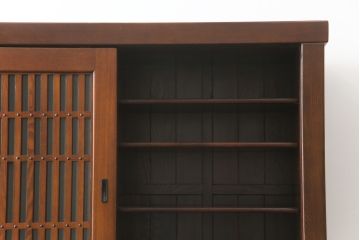中古　ニレ材　上質な和の空間を演出する重厚な框組の二段重ね水屋箪笥(食器棚、キャビネット、重ねタンス、茶たんす、収納棚、戸棚、店舗什器)(R-077279)