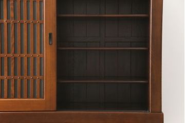 中古　ニレ材　上質な和の空間を演出する重厚な框組の二段重ね水屋箪笥(食器棚、キャビネット、重ねタンス、茶たんす、収納棚、戸棚、店舗什器)(R-077279)