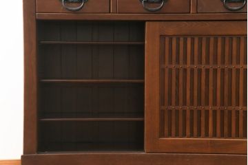 中古　ニレ材　上質な和の空間を演出する重厚な框組の二段重ね水屋箪笥(食器棚、キャビネット、重ねタンス、茶たんす、収納棚、戸棚、店舗什器)(R-077279)