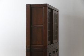 中古　ニレ材　上質な和の空間を演出する重厚な框組の二段重ね水屋箪笥(食器棚、キャビネット、重ねタンス、茶たんす、収納棚、戸棚、店舗什器)(R-077279)