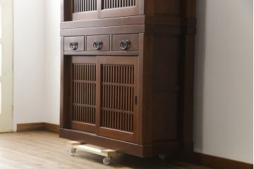 中古　ニレ材　上質な和の空間を演出する重厚な框組の二段重ね水屋箪笥(食器棚、キャビネット、重ねタンス、茶たんす、収納棚、戸棚、店舗什器)(R-077279)