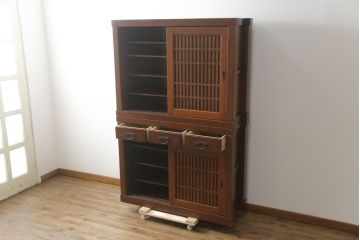 中古　ニレ材　上質な和の空間を演出する重厚な框組の二段重ね水屋箪笥(食器棚、キャビネット、重ねタンス、茶たんす、収納棚、戸棚、店舗什器)(R-077279)