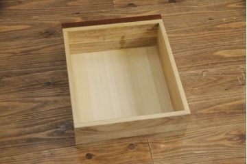 中古　ニレ材　上質な和の空間を演出する重厚な框組の二段重ね水屋箪笥(食器棚、キャビネット、重ねタンス、茶たんす、収納棚、戸棚、店舗什器)(R-077279)