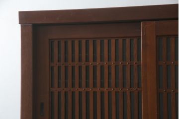 中古　ニレ材　上質な和の空間を演出する重厚な框組の二段重ね水屋箪笥(食器棚、キャビネット、重ねタンス、茶たんす、収納棚、戸棚、店舗什器)(R-077279)
