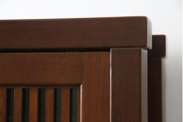 中古　ニレ材　上質な和の空間を演出する重厚な框組の二段重ね水屋箪笥(食器棚、キャビネット、重ねタンス、茶たんす、収納棚、戸棚、店舗什器)(R-077279)