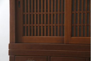 中古　ニレ材　上質な和の空間を演出する重厚な框組の二段重ね水屋箪笥(食器棚、キャビネット、重ねタンス、茶たんす、収納棚、戸棚、店舗什器)(R-077279)