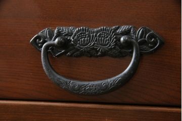 中古　ニレ材　上質な和の空間を演出する重厚な框組の二段重ね水屋箪笥(食器棚、キャビネット、重ねタンス、茶たんす、収納棚、戸棚、店舗什器)(R-077279)