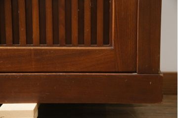 中古　ニレ材　上質な和の空間を演出する重厚な框組の二段重ね水屋箪笥(食器棚、キャビネット、重ねタンス、茶たんす、収納棚、戸棚、店舗什器)(R-077279)