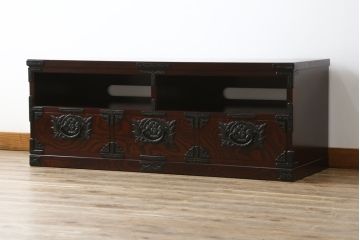 中古　美品!!　岩谷堂箪笥　力強い木目と存在感のある金具が魅力的なテレビボード(テレビ台、ローボード、リビングボード、サイドボード)(定価約38万円)(R-077283)