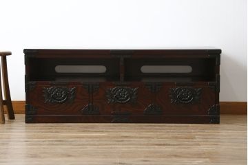 中古　美品!!　岩谷堂箪笥　力強い木目と存在感のある金具が魅力的なテレビボード(テレビ台、ローボード、リビングボード、サイドボード)(定価約38万円)(R-077283)