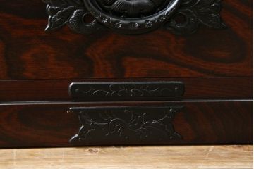 中古　美品!!　岩谷堂箪笥　力強い木目と存在感のある金具が魅力的なテレビボード(テレビ台、ローボード、リビングボード、サイドボード)(定価約38万円)(R-077283)
