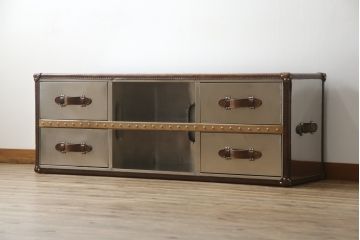 中古　ハロ(HALO)　ストニーハースト エンターテイメント ユニット(ブラッシュドスチール)(STONYHURST ENTERTAINMENT UNIT BRUSHED STEEL)　トランクのようなデザインが目を惹くテレビ台(リビングボード、テレビボード、収納棚、戸棚、引き出し、サイドボード、ローボード)(R-077285)