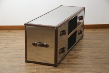 中古　ハロ(HALO)　ストニーハースト エンターテイメント ユニット(ブラッシュドスチール)(STONYHURST ENTERTAINMENT UNIT BRUSHED STEEL)　トランクのようなデザインが目を惹くテレビ台(リビングボード、テレビボード、収納棚、戸棚、引き出し、サイドボード、ローボード)(R-077285)