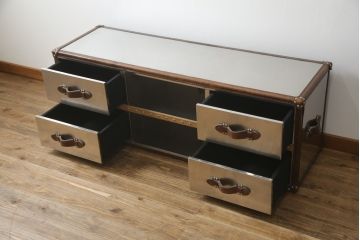 中古　ハロ(HALO)　ストニーハースト エンターテイメント ユニット(ブラッシュドスチール)(STONYHURST ENTERTAINMENT UNIT BRUSHED STEEL)　トランクのようなデザインが目を惹くテレビ台(リビングボード、テレビボード、収納棚、戸棚、引き出し、サイドボード、ローボード)(R-077285)