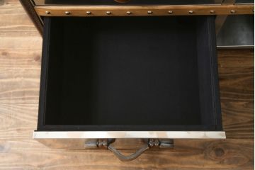 中古　ハロ(HALO)　ストニーハースト エンターテイメント ユニット(ブラッシュドスチール)(STONYHURST ENTERTAINMENT UNIT BRUSHED STEEL)　トランクのようなデザインが目を惹くテレビ台(リビングボード、テレビボード、収納棚、戸棚、引き出し、サイドボード、ローボード)(R-077285)