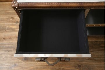 中古　ハロ(HALO)　ストニーハースト エンターテイメント ユニット(ブラッシュドスチール)(STONYHURST ENTERTAINMENT UNIT BRUSHED STEEL)　トランクのようなデザインが目を惹くテレビ台(リビングボード、テレビボード、収納棚、戸棚、引き出し、サイドボード、ローボード)(R-077285)
