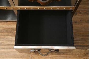 中古　ハロ(HALO)　ストニーハースト エンターテイメント ユニット(ブラッシュドスチール)(STONYHURST ENTERTAINMENT UNIT BRUSHED STEEL)　トランクのようなデザインが目を惹くテレビ台(リビングボード、テレビボード、収納棚、戸棚、引き出し、サイドボード、ローボード)(R-077285)
