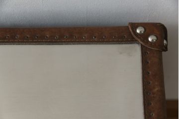 中古　ハロ(HALO)　ストニーハースト エンターテイメント ユニット(ブラッシュドスチール)(STONYHURST ENTERTAINMENT UNIT BRUSHED STEEL)　トランクのようなデザインが目を惹くテレビ台(リビングボード、テレビボード、収納棚、戸棚、引き出し、サイドボード、ローボード)(R-077285)