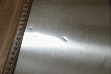 中古　ハロ(HALO)　ストニーハースト エンターテイメント ユニット(ブラッシュドスチール)(STONYHURST ENTERTAINMENT UNIT BRUSHED STEEL)　トランクのようなデザインが目を惹くテレビ台(リビングボード、テレビボード、収納棚、戸棚、引き出し、サイドボード、ローボード)(R-077285)