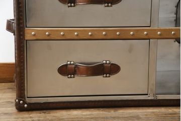 中古　ハロ(HALO)　ストニーハースト エンターテイメント ユニット(ブラッシュドスチール)(STONYHURST ENTERTAINMENT UNIT BRUSHED STEEL)　トランクのようなデザインが目を惹くテレビ台(リビングボード、テレビボード、収納棚、戸棚、引き出し、サイドボード、ローボード)(R-077285)