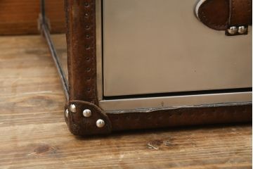 中古　ハロ(HALO)　ストニーハースト エンターテイメント ユニット(ブラッシュドスチール)(STONYHURST ENTERTAINMENT UNIT BRUSHED STEEL)　トランクのようなデザインが目を惹くテレビ台(リビングボード、テレビボード、収納棚、戸棚、引き出し、サイドボード、ローボード)(R-077285)