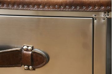 中古　ハロ(HALO)　ストニーハースト エンターテイメント ユニット(ブラッシュドスチール)(STONYHURST ENTERTAINMENT UNIT BRUSHED STEEL)　トランクのようなデザインが目を惹くテレビ台(リビングボード、テレビボード、収納棚、戸棚、引き出し、サイドボード、ローボード)(R-077285)