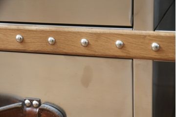 中古　ハロ(HALO)　ストニーハースト エンターテイメント ユニット(ブラッシュドスチール)(STONYHURST ENTERTAINMENT UNIT BRUSHED STEEL)　トランクのようなデザインが目を惹くテレビ台(リビングボード、テレビボード、収納棚、戸棚、引き出し、サイドボード、ローボード)(R-077285)