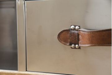 中古　ハロ(HALO)　ストニーハースト エンターテイメント ユニット(ブラッシュドスチール)(STONYHURST ENTERTAINMENT UNIT BRUSHED STEEL)　トランクのようなデザインが目を惹くテレビ台(リビングボード、テレビボード、収納棚、戸棚、引き出し、サイドボード、ローボード)(R-077285)