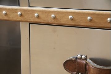 中古　ハロ(HALO)　ストニーハースト エンターテイメント ユニット(ブラッシュドスチール)(STONYHURST ENTERTAINMENT UNIT BRUSHED STEEL)　トランクのようなデザインが目を惹くテレビ台(リビングボード、テレビボード、収納棚、戸棚、引き出し、サイドボード、ローボード)(R-077285)