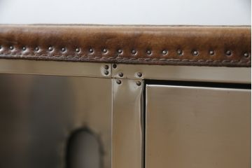 中古　ハロ(HALO)　ストニーハースト エンターテイメント ユニット(ブラッシュドスチール)(STONYHURST ENTERTAINMENT UNIT BRUSHED STEEL)　トランクのようなデザインが目を惹くテレビ台(リビングボード、テレビボード、収納棚、戸棚、引き出し、サイドボード、ローボード)(R-077285)