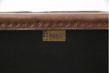 中古　ハロ(HALO)　ストニーハースト エンターテイメント ユニット(ブラッシュドスチール)(STONYHURST ENTERTAINMENT UNIT BRUSHED STEEL)　トランクのようなデザインが目を惹くテレビ台(リビングボード、テレビボード、収納棚、戸棚、引き出し、サイドボード、ローボード)(R-077285)