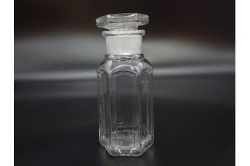 戦前　当時物　ヤマサ　様々な用途に使える六角瓶5個セット(醤油瓶、ガラスビン、硝子、メディシンボトル、キャニスター、フタ付き)(R-077309)
