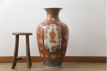 秀峰作　有田焼　色絵　大花瓶　高さ75cm　鮮やかな色彩の豪華な花瓶(陶器、金彩、花唐草、美人図、梅、桜、牡丹、フラワーベース、壺、つぼ、花器、花入れ、共箱付き)(R-077364)