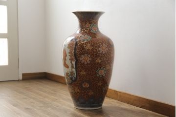 秀峰作　有田焼　色絵　大花瓶　高さ75cm　鮮やかな色彩の豪華な花瓶(陶器、金彩、花唐草、美人図、梅、桜、牡丹、フラワーベース、壺、つぼ、花器、花入れ、共箱付き)(R-077364)