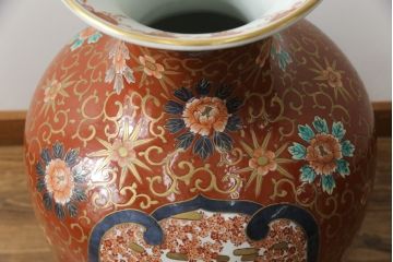 秀峰作　有田焼　色絵　大花瓶　高さ75cm　鮮やかな色彩の豪華な花瓶(陶器、金彩、花唐草、美人図、梅、桜、牡丹、フラワーベース、壺、つぼ、花器、花入れ、共箱付き)(R-077364)