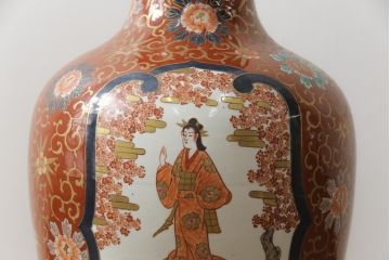 秀峰作　有田焼　色絵　大花瓶　高さ75cm　鮮やかな色彩の豪華な花瓶(陶器、金彩、花唐草、美人図、梅、桜、牡丹、フラワーベース、壺、つぼ、花器、花入れ、共箱付き)(R-077364)