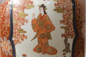 秀峰作　有田焼　色絵　大花瓶　高さ75cm　鮮やかな色彩の豪華な花瓶(陶器、金彩、花唐草、美人図、梅、桜、牡丹、フラワーベース、壺、つぼ、花器、花入れ、共箱付き)(R-077364)