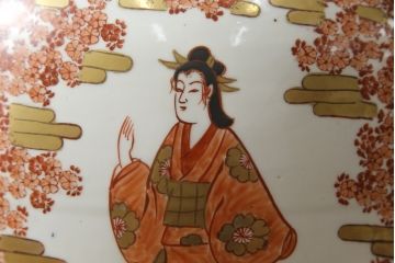 秀峰作　有田焼　色絵　大花瓶　高さ75cm　鮮やかな色彩の豪華な花瓶(陶器、金彩、花唐草、美人図、梅、桜、牡丹、フラワーベース、壺、つぼ、花器、花入れ、共箱付き)(R-077364)