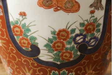 秀峰作　有田焼　色絵　大花瓶　高さ75cm　鮮やかな色彩の豪華な花瓶(陶器、金彩、花唐草、美人図、梅、桜、牡丹、フラワーベース、壺、つぼ、花器、花入れ、共箱付き)(R-077364)