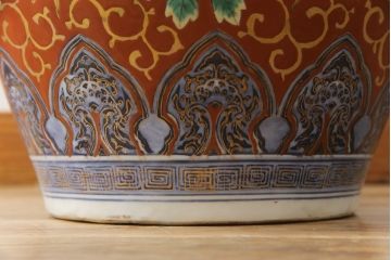 秀峰作　有田焼　色絵　大花瓶　高さ75cm　鮮やかな色彩の豪華な花瓶(陶器、金彩、花唐草、美人図、梅、桜、牡丹、フラワーベース、壺、つぼ、花器、花入れ、共箱付き)(R-077364)
